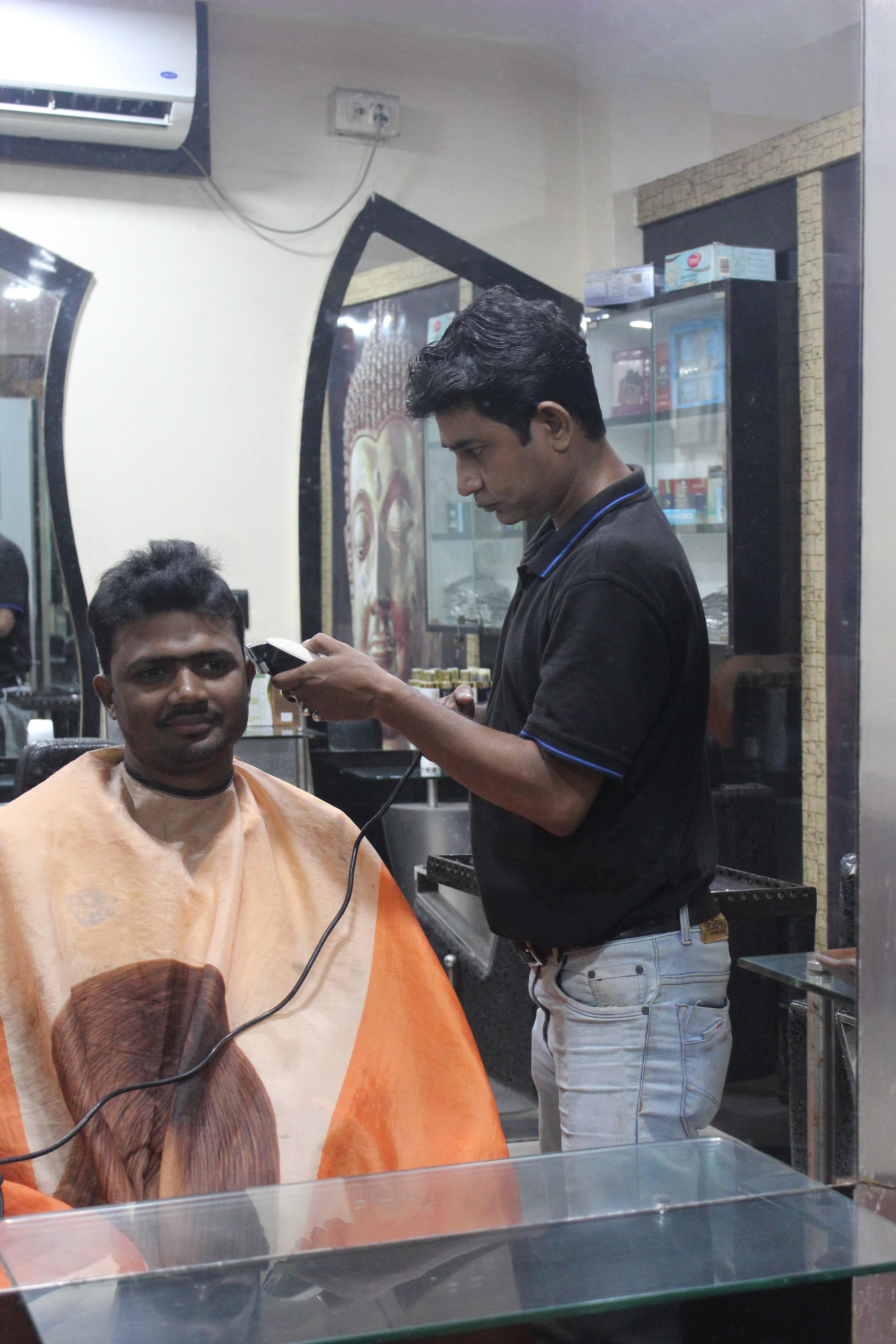 Hairstyling for men done by famous stylist in Kasba, Kolkata
